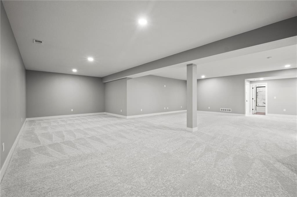 Neighboring estate interior at Connor Creek South — photo 20